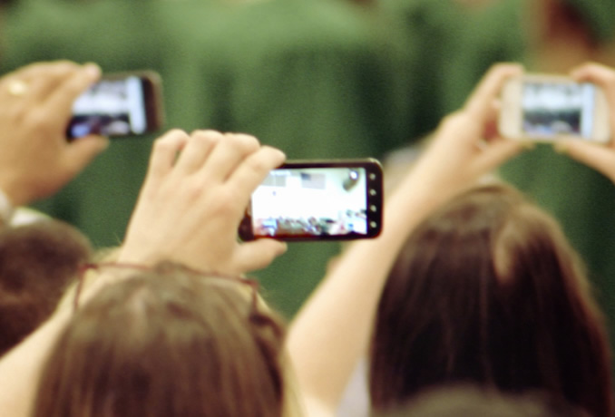 Imigrantes inovam no uso do celular nos EUA